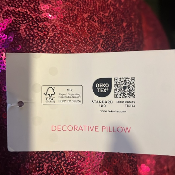 Luscious Lips sequined decorative pillow - Picture 9 of 10